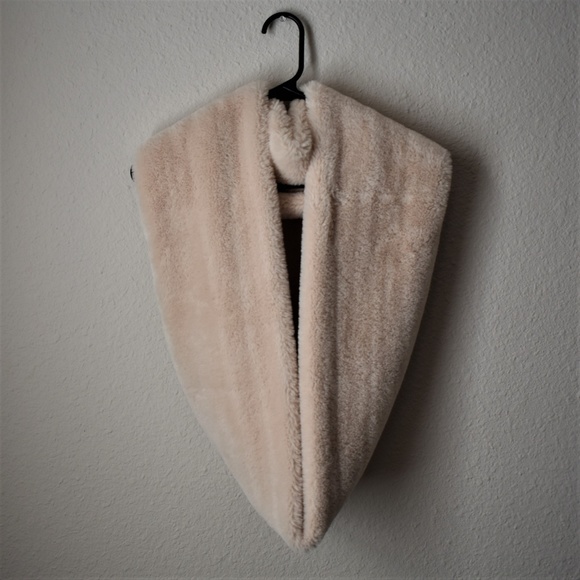 Faux fur infinity scarf in cream color NEW - Picture 3 of 5